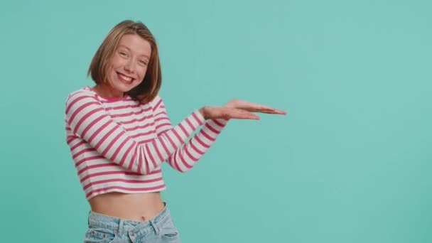 Młoda Kobieta Pokazuje Kciuki Górę Wskazując Właściwe Puste Miejsce Obszar — Wideo stockowe