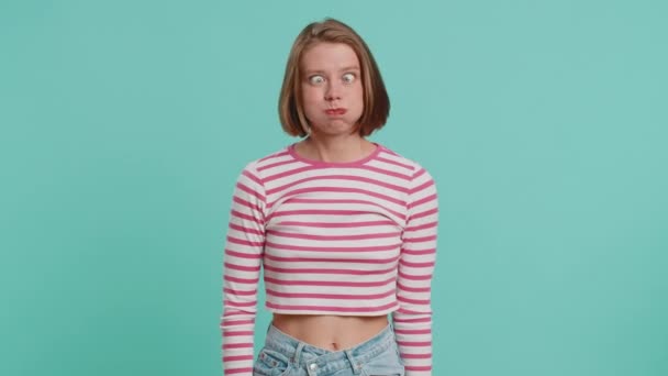 Komik Şakacı Genç Bir Kadın Aptalca Yüz Ifadeleri Takınıyor Suratını — Stok video