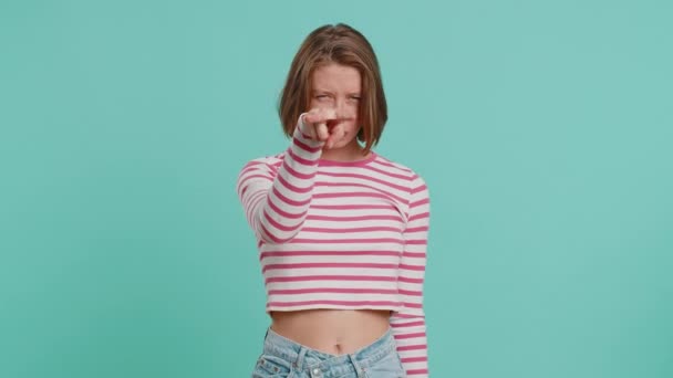 Surveille Jeune Femme Confiante Pointant Ses Yeux Caméra Montre Que — Video