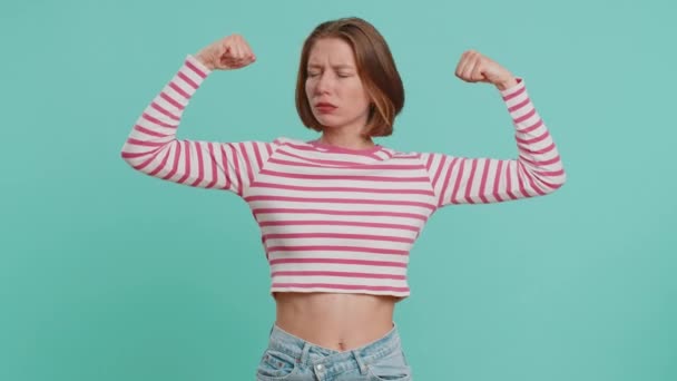 Jag Stark Och Oberoende Ung Kvinna Visar Biceps Och Ser — Stockvideo