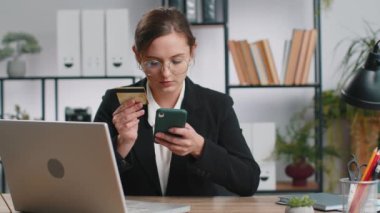 Keyifli iş kadını programcı yazılım geliştirici ev ofis masasında dizüstü bilgisayarla online ödeme alışverişi yapıyor. Kafkas Serbest Çalışan Güzel Kız