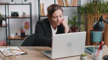 Yetersiz yorgun iş kadını iş yerindeki masasında yüz çıkartmalarıyla dizüstü bilgisayarda uyuyor. Kafkasyalı tembel menajer serbest çalışan kız. İş adamları uyumak için hile yapıyor.