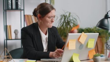 Ofiste dizüstü bilgisayarda çalışan yorgun ve genç bir iş kadını. Üzerinde bir sürü etiket var. Serbest çalışan meşgul bir kız çoklu görevlerde can sıkıntısı çekiyor. Panik atak, son teslim tarihi