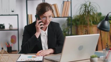 Çatışma Anlaşması 'nda. Kızgın iş kadını CEO 'su ofisteki webcam bilgisayarını çevrimiçi görüntülü arıyor. Kızgın serbest çalışan kız konuşuyor. İş arkadaşlarıyla konuşuyor. Finansal rapor hatasını analiz ediyor.