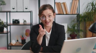 Seni seçiyorum. Ofis bilgisayarında çalışan beyaz iş kadını programcı yazılım geliştiricisi kamerayı işaret ederek, mutlu bir ifadeyle bakarak, yön göstererek seçim yapıyor. Serbest Çalışan Kız