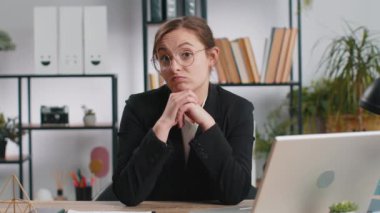 Ne diyecegimi bilmiyorum. Kafası karışmış iş kadını iş yerinde dizüstü bilgisayarda çalışıyor. Serbest çalışan belirsiz sorulardan utanıyor, şüpheleri var, cevap yok, bilgisiz, kararsız.