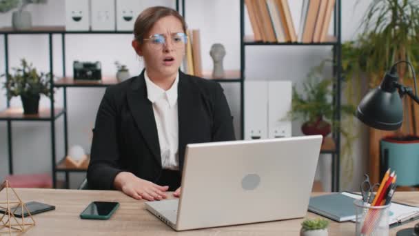 Mujer Negocios Caucásica Programador Software Dedos Cruzados Trabajando Ordenador Portátil — Vídeo de stock