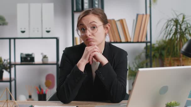 Qué Decir Mujer Negocios Confusa Trabaja Ordenador Portátil Lugar Trabajo — Vídeos de Stock