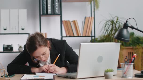 Jonge Zakenvrouw Werkt Kantoor Laptop Met Angst Controleren Van Tijd — Stockvideo