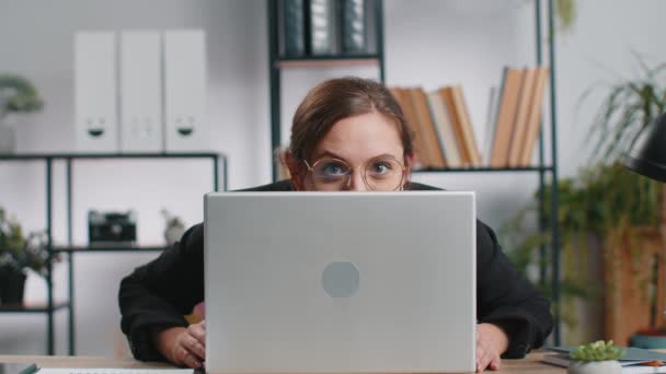 Femeie Afaceri Caucaziană Care Ascunde Spatele Laptopului Face Față Amuzantă — Videoclip de stoc
