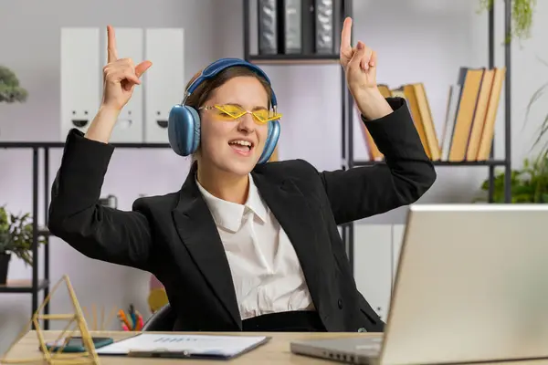 Happy Relaxed Overjoyed Biały Biznes Kobieta Pracuje Laptopie Biurze Słuchawki — Zdjęcie stockowe