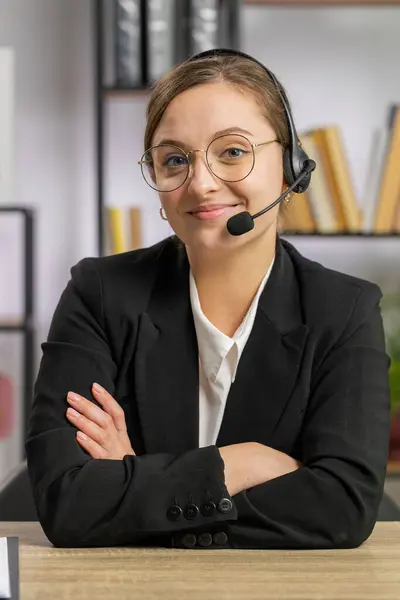 企业妇女头戴耳机 自由工作者呼叫中心或支持服务人员求助热线的Pov肖像 在办公室与客户 同事交流支持进行愉快的交谈 垂直方向 — 图库照片