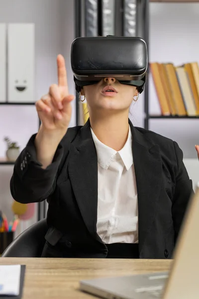 Business Woman Using Virtual Reality Futuristic Technology App Headset Helmet — Stock Photo, Image