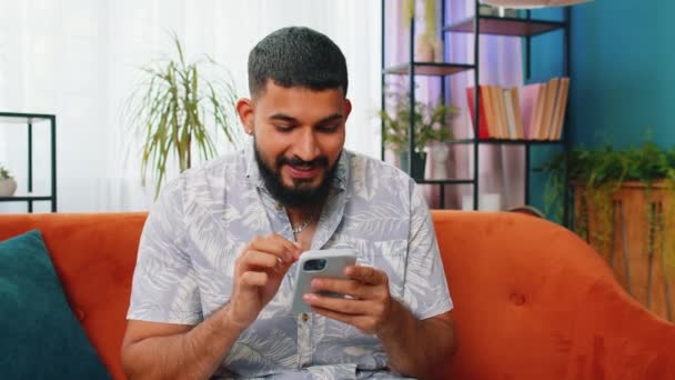 Boldog Ember Használja Mobiltelefon Gépelés Böngészés Mondani Wow Igen Ünnepli — Stock videók