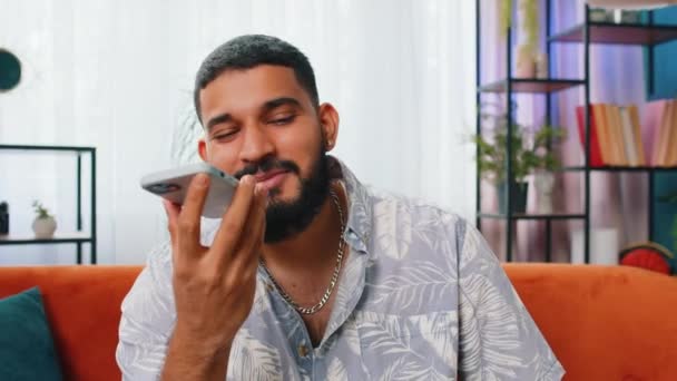 Šťastný Vzrušený Indián Telefonuje Přáteli Moderním Bytě Arabský Chlap Užívá — Stock video