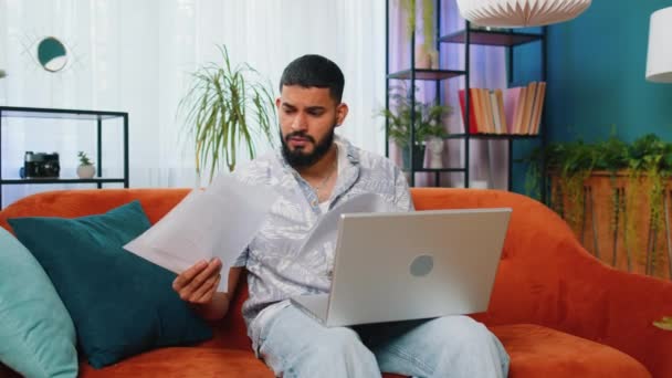Gestresste Indiase Man Werkt Laptop Thuis Kamer Zoek Naar Onbetaalde — Stockvideo
