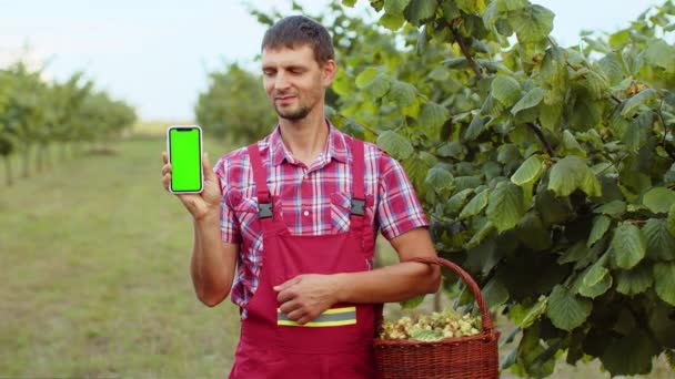 Fehér Férfi Farmer Mutatja Mutató Zöld Képernyő Chroma Kulcs Okostelefon — Stock videók