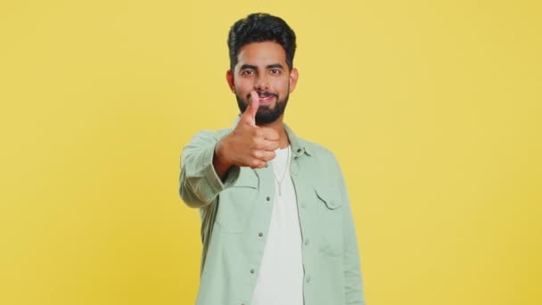 Типа Индийский Человек Поднимает Большие Пальцы Вверх Соглашается Дает Положительный — стоковое видео