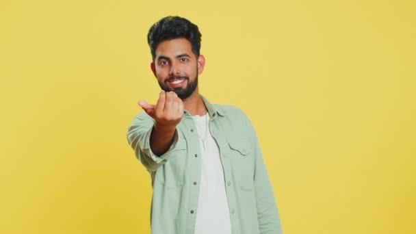 Νεαρός Ινδός Χαμογελώντας Φιλικός Στην Κάμερα Χαιρετώντας Χέρια Χειρονομώντας Χαιρετισμό — Αρχείο Βίντεο