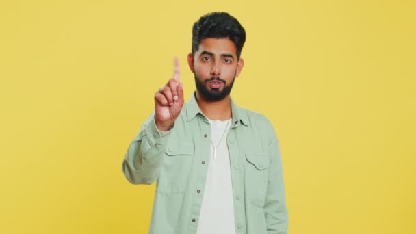 Indischer Junger Mann Schüttelt Den Finger Und Sagt Nein Sei — Stockvideo