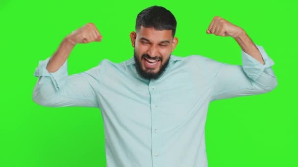 Ben Sterk Onafhankelijk Jonge Indiase Man Toont Biceps Kijkt Zelfverzekerd — Stockvideo