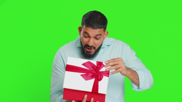 Szczęśliwy Indianin Otwiera Pudełko Urodzinowe Czerwoną Wstążką Niespodzianka Świąteczna Uśmiechnięty — Wideo stockowe