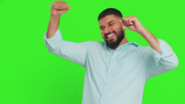 ハッピー笑顔の男が音楽を聴き ディスコを踊る 楽しい表現力豊かな手で楽しいパーティーでリラックスして面白い動きをする クロマキーの背景に隔離されたインドのひげ付き男 — ストック動画
