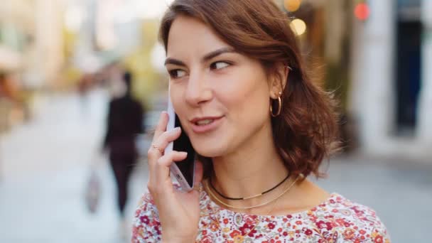 Gelukkige Mooie Vrouw Met Een Gesprek Afstand Communiceren Met Smartphone — Stockvideo