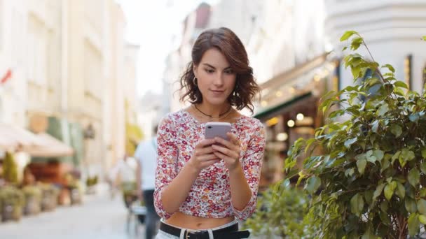 Mladá Žena Používat Mobilní Smartphone Slaví Vyhrát Dobrou Zprávu Zprávy — Stock video