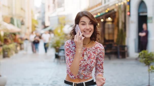 Llamada Telefónica Buenas Noticias Chismes Feliz Sorprendido Mujer Joven Caucásica — Vídeos de Stock