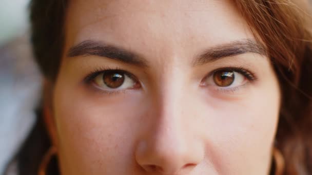 Экстремальный Крупным Планом Макро Портрет Улыбающейся Молодой Белой Женщины Глаза — стоковое видео