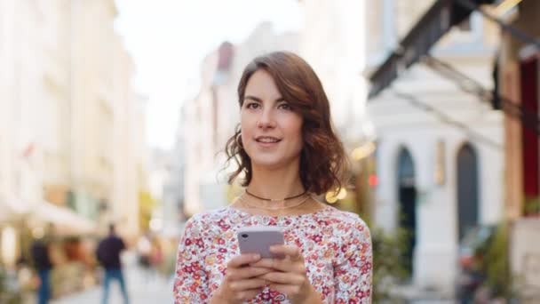 Χαμογελώντας Όμορφη Νεαρή Γυναίκα Χρησιμοποιώντας Smartphone Πληκτρολογώντας Κείμενο Απαντώντας Μηνύματα — Αρχείο Βίντεο