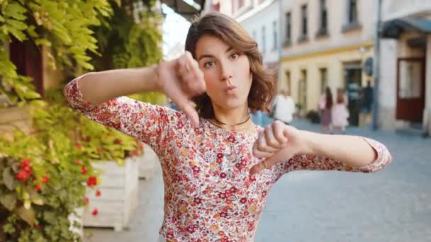 Niechęć Zdenerwowana Młoda Ładna Kobieta Pokazująca Kciuki Dół Znak Gestu — Wideo stockowe