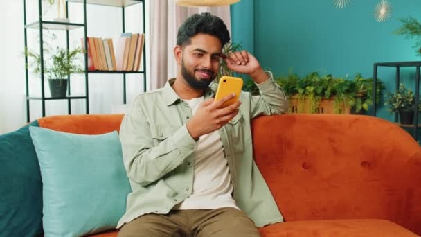 Happy Man Używać Mobilny Smartfon Wpisując Powiedzieć Wow Tak Świętując — Wideo stockowe