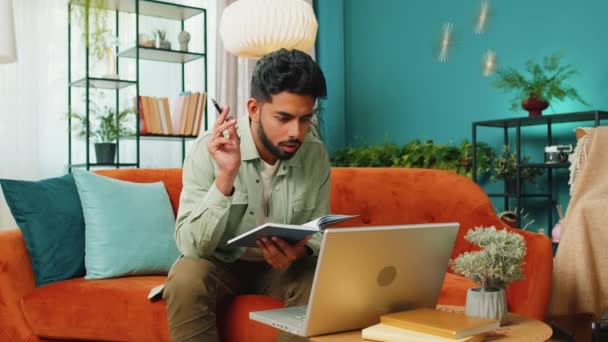 Indiase Man Student Freelancer Studeren Met Boek Thuis Laptop Computer — Stockvideo