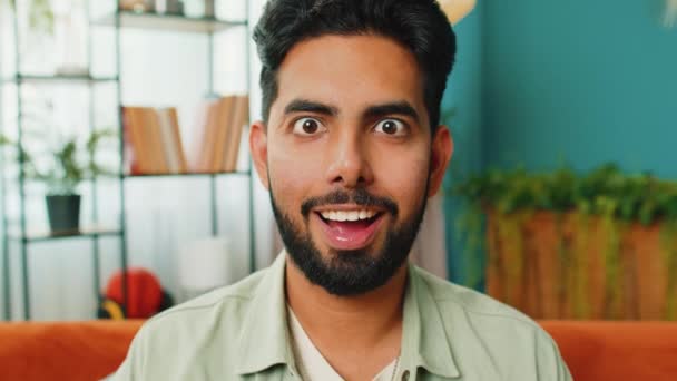 Herregud Spännande Förvånad Ung Indisk Man Överraskad Tittar Kameran Med — Stockvideo