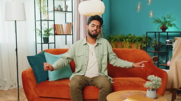 Hombre Árabe Indio Alegre Alegre Moda Que Divierte Bailando Dabbing — Vídeo de stock