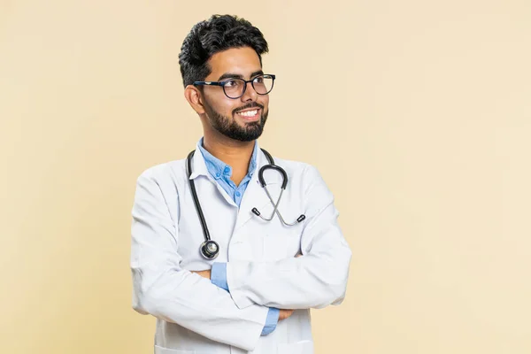 Πορτρέτο Του Χαρούμενος Ινδός Νεαρός Γιατρός Καρδιολόγος Άνθρωπος Χαμογελώντας Χαρούμενη — Φωτογραφία Αρχείου