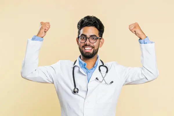 Joven Médico Indio Cardiólogo Hombre Celebrando Éxito Victoria Ganar Logro —  Fotos de Stock