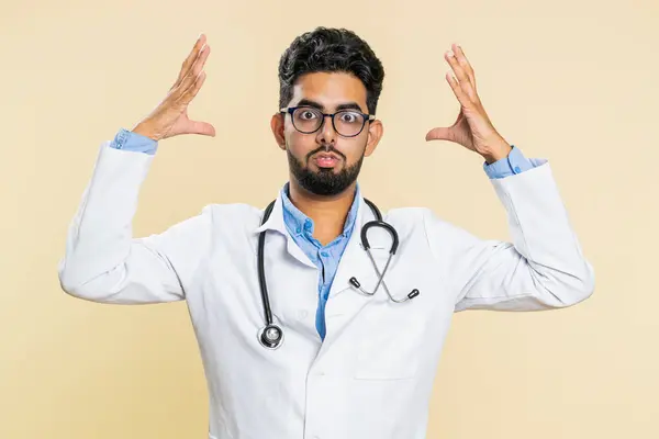 Ενθουσιασμένος Έκπληκτος Ινδός Γιατρός Καρδιολόγος Άνθρωπος Δείχνει Χέρια Του Εγκεφάλου — Φωτογραφία Αρχείου