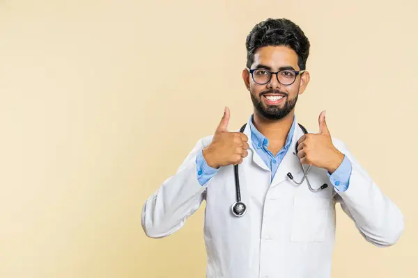 Tipo Indiano Jovem Médico Cardiologista Homem Levanta Polegares Concorda Resposta — Fotografia de Stock