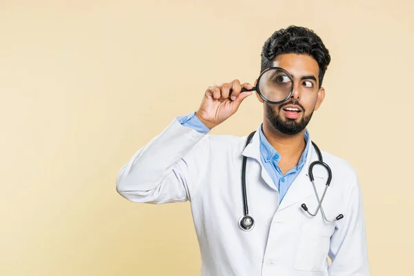 Ερευνητής Ερευνητής Επιστήμονας Ινδός Νεαρός Γιατρός Καρδιολόγος Άνθρωπος Κρατώντας Μεγεθυντικό — Φωτογραφία Αρχείου