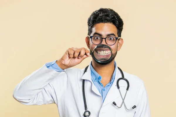 Feliz Indio Joven Médico Cardiólogo Hombre Sosteniendo Lupa Los Dientes —  Fotos de Stock