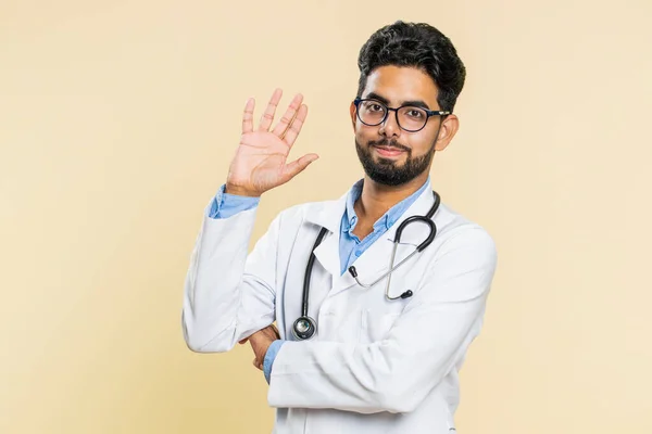Ινδός Χαμογελαστός Γιατρός Καρδιολόγος Άνθρωπος Χαιρετώντας Χέρια Gesturing Χαιρετισμό Χαιρετισμό — Φωτογραφία Αρχείου