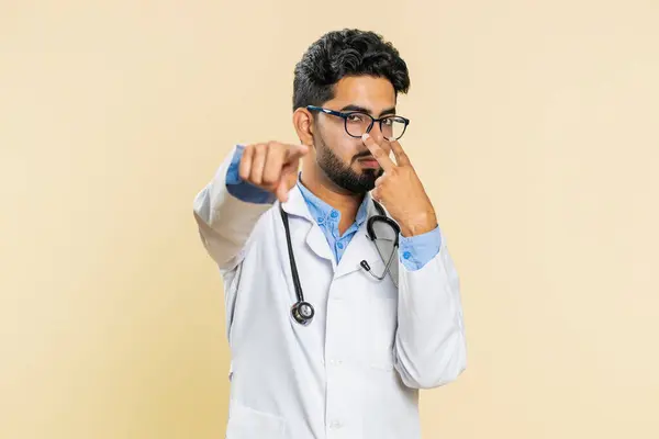 Παρακολουθω Αυτοπεποίθηση Προσεκτική Ινδική Νεαρός Γιατρός Καρδιολόγος Άνθρωπος Που Δείχνει — Φωτογραφία Αρχείου