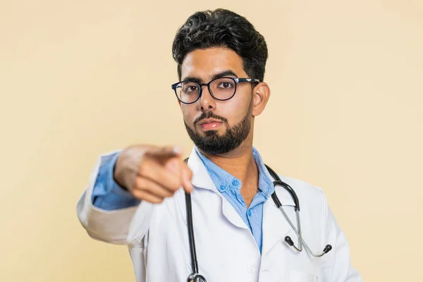 Você Feliz Rigoroso Indiano Jovem Médico Cardiologista Homem Apontando Para — Fotografia de Stock