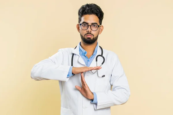 Κουρασμένος Σοβαρά Αναστατωμένος Ινδός Νεαρός Γιατρός Καρδιολόγος Άνθρωπος Δείχνει Χρόνο — Φωτογραφία Αρχείου