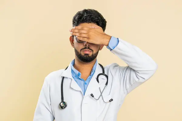 Dont Want Look Awful Afraid Shocked Indian Young Doctor Cardiologist — Stock Photo, Image