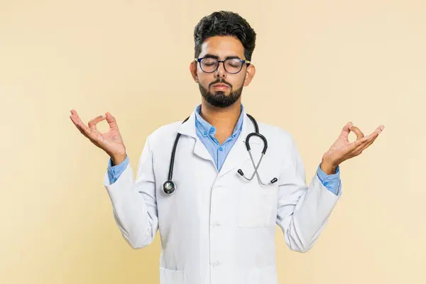 Ηρεμήστε Χαλαρώστε Ξεκουραστείτε Συγκεντρωμένη Ευτυχισμένη Ινδός Καρδιολόγος Γιατρός Άνθρωπος Διαλογίζεται — Φωτογραφία Αρχείου