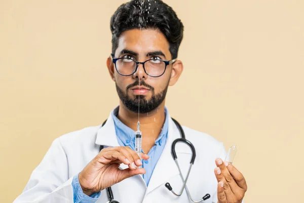 Indiano Jovem Médico Cardiologista Homem Segura Seringa Agulha Tubo Ampola — Fotografia de Stock